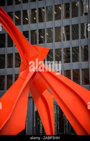 Flamingo Skulptur von Alexander Calder, ist eine stabile, in der Federal Plaza vor der Kluczynski Federal Building, Chicago, Illinois, USA Stockfoto