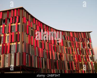 Tirana, Albanien - 30. September 2019: in der Nähe von Rot und Braun metall Fassade der Luft Albanien Stadion in goldenes Licht. Stockfoto