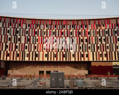 Tirana, Albanien - 30. September 2019: in der Nähe von Rot und Braun Metall- und Glasfassade der Luft Albanien Stadion mit laufenden Bau Projekt i Stockfoto