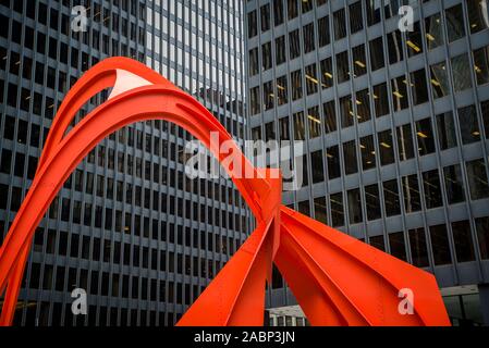 Flamingo Skulptur von Alexander Calder, ist eine stabile, in der Federal Plaza vor der Kluczynski Federal Building, Chicago, Illinois, USA Stockfoto