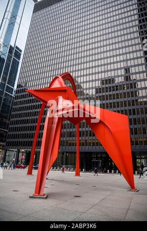 Flamingo Skulptur von Alexander Calder, ist eine stabile, in der Federal Plaza vor der Kluczynski Federal Building, Chicago, Illinois, USA Stockfoto