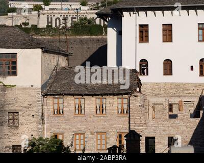 Gjirokastra, Albanien - September 26, 2019: in der Nähe von weißen Stuck und Stein mehrstöckigen Wohnanlagen und ein Hotel auf einem Hügel. Stockfoto