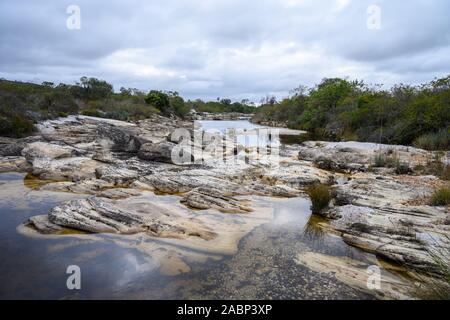 Aufschlüsse von Präkambrischen Sandstein zeigen deutliche Betten. Botumirim, Minas Gerais, Brasilien. Stockfoto