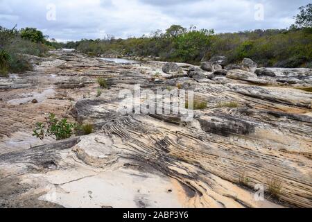 Aufschlüsse von Präkambrischen Sandstein zeigen deutliche Betten. Botumirim, Minas Gerais, Brasilien. Stockfoto