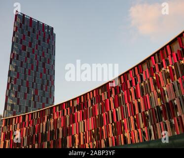 Tirana, Albanien - 30. September 2019: in der Nähe von Rot und Braun Metall- und Glasfassade der Luft Albanien Stadium mit dem Tirana Marriott Hotel skys Stockfoto