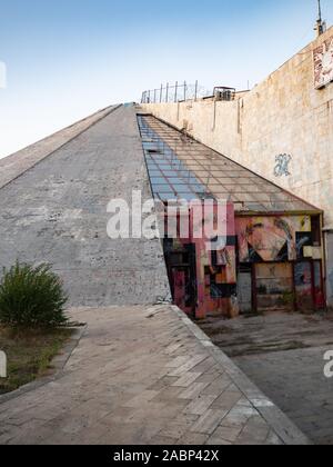 Tirana, Albanien - 29. September 2019: Abgebrochene Pyramide von Tirana, früher die Enver Hoxha Museum. Das Gebäude ist in einem schlechten Zustand mit Graffiti coverin Stockfoto