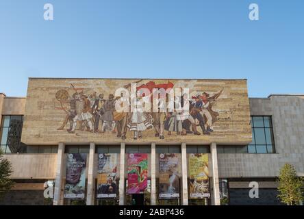 Tirana, Albanien - Mosaik Wandbild mit dem Titel "die Kämpfer für die Freiheit der Albaner von Illyrischen Zeiten Weltkrieg 2. Ausstellung Fahnen hängen unten. Stockfoto