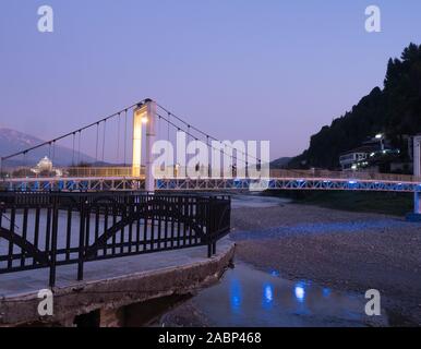 Berat, Albanien - 28. September 2019: moderne Hängebrücke über den Fluss Osum Mangalem anschließen und Gorica Nachbarschaften. Stockfoto