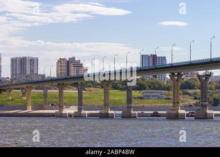 Urbanen Blick auf den Hintergrund der Brücke über den Fluss Stockfoto