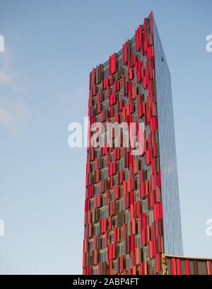 Tirana, Albanien - 30. September 2019: Dramatische, moderne Tirana Marriott Hotel und Arena Center Wolkenkratzer mit roten dekorative Elemente und Glas Wand Stockfoto