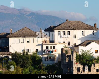 In Pogradec, Albanien - September 26, 2019: in der Nähe der traditionellen, weiß getünchten Stuck Wohnhäuser mit Schieferdächern. Wäsche hängt an einem Blutgerinnsel Stockfoto