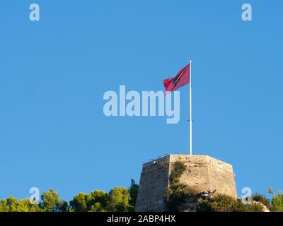 Unfurled albanische Fahne mit schwarzem Doppeladler auf rotem Hintergrund, Fliegen bei pogradec Schloss oder Kala Zitadelle Stockfoto