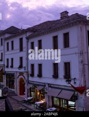 In Pogradec, Albanien - 26. September 2019: Straße in der Altstadt mit ihren weiß getünchten Stuckgebäude und Restaurant im Erdgeschoss mit Tischen im Freien ein Stockfoto