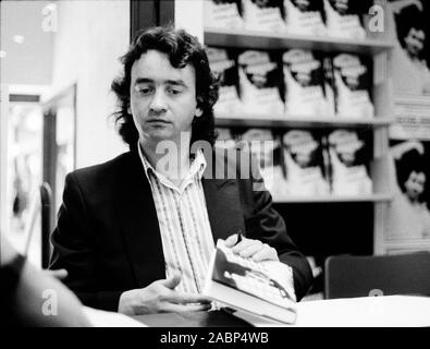 Gerry Conlon, Zeichen Exemplare seines Buches "erwies sich als unschuldig', Waterstone's Leeds GB 1990. Credit: Garry Clarkson/Alamy Stockfoto