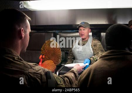 Kandahar, Afghanistan. 28 Nov, 2019. Us-Armee Oberst Trevor Bredenkamp, dient Thanksgiving Dinner, bereitgestellte Service Mitglieder in Kandahar Airfield November 28, 2019 in Kandahar, Afghanistan Credit: Thomas Cieslak/Planetpix/Alamy Live News Credit: Planetpix/Alamy leben Nachrichten Stockfoto