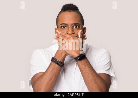 Schockiert Angst afrikanische amerikanische Mann für Mund mit den Händen Stockfoto