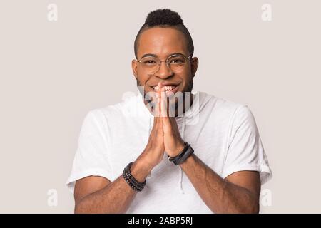 Lächelnd African American man Hände in Erwartung, Erwartung Stockfoto
