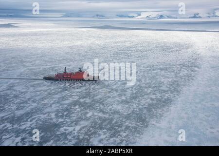 Russland, hohe Arktis, Franz Josef Land, russische Arktis National Park. Blick auf 50 Jahre Sieg segeln durch schnelle Eis. Stockfoto