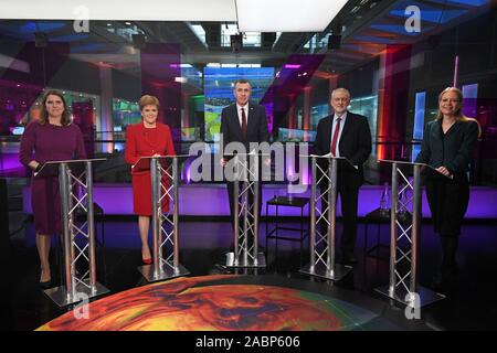 (Nach rechts) Liberaldemokraten Jo Swinson, SNP-Chef Nicola Sturgeon, Plaid Cymru Führer Adam Preis und Grüne Partei Co-Leader Sian Berry, vor dem Start der Channel 4 News' Bundestagswahl Klima debatte auf ITN Studios in Holborn, London. Stockfoto