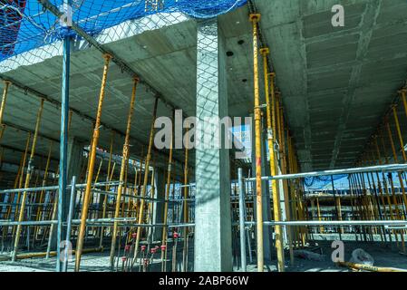 Gerüst Holding die Pfeiler eine Schalung aus einige Gebäude im Bau. Stockfoto