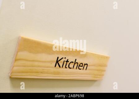 Hölzernes Schild mit dem Wort Küche. Stockfoto