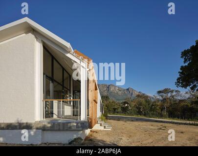 Seitenansicht mit Holz Leiste mit Balkon. SAN Parks Tokai Büros Table Mountain National Park, Tokai, Südafrika. Architekt: Makeka Design Lab, Stockfoto