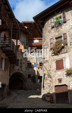 Piazza Francesco Baracca, die winzigen Hauptplatz in das mittelalterliche Dorf von Canale di Tenno, Trentino-Südtirol, Italien Stockfoto