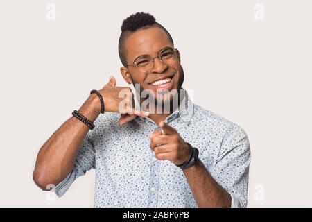 Lächelnd afrikanische amerikanische Mann, rufen Sie mich an Geste isoliert Stockfoto