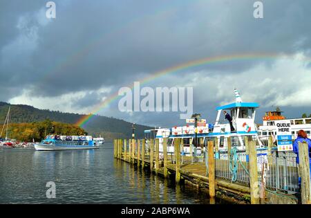 Bowness-on-Windermere ist eine Stadt am Ufer des Lake Windermere, Cumbria mit einem Regen Stockfoto