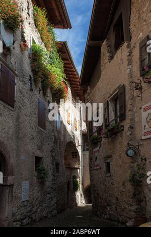 Via Ettore Fieramosca in das mittelalterliche Dorf von Canale di Tenno, Trentino-Südtirol, Italien Stockfoto