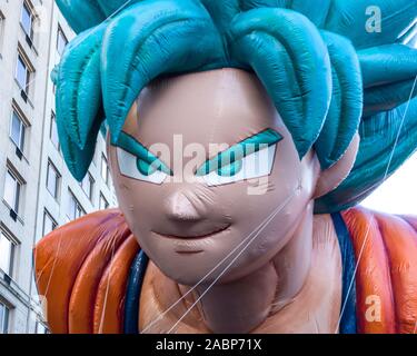 New York, USA. 28 Nov, 2019. Der Dragon Ball Son Goku Ballon auf der des Macys Erntedankfest Parade in New York City. Credit: Enrique Ufer/Alamy leben Nachrichten Stockfoto