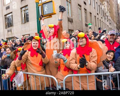 New York, USA. 28 Nov, 2019. Die Zuschauer jubeln, als sie der des Macys Erntedankfest Parade in New York City ansehen. Credit: Enrique Ufer/Alamy leben Nachrichten Stockfoto