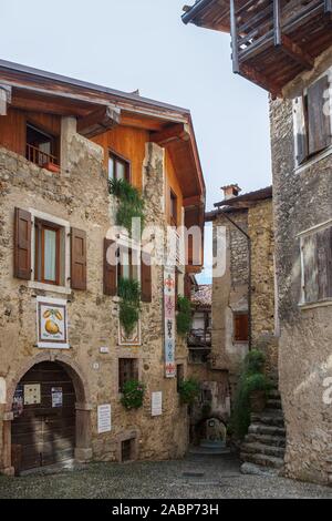 Piazza Francesco Baracca, die winzigen Hauptplatz in das mittelalterliche Dorf von Canale di Tenno, Trentino-Südtirol, Italien Stockfoto