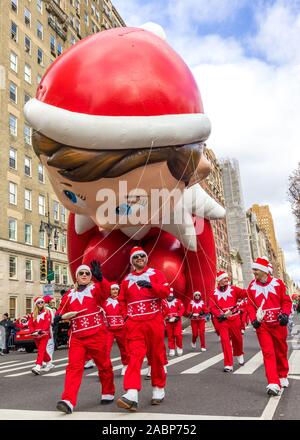 New York, USA. 28 Nov, 2019. Die Elf auf dem Regal Ballon während der Macy's Thanksgiving Parade in New York City. Credit: Enrique Ufer/Alamy leben Nachrichten Stockfoto