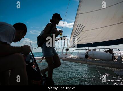 Strand von Varadero, Kuba, Jan 2013 - Paar ein Getränk genießen, während für die Tour auf Katamaran eingestellt, Stockfoto