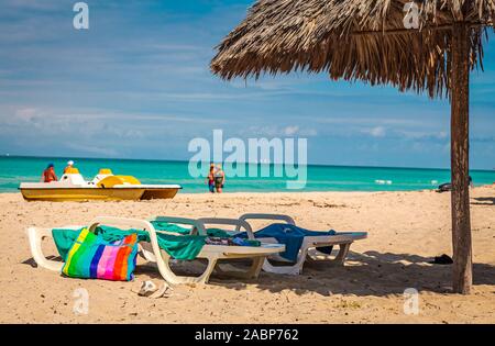 Strand von Varadero, Kuba, Jan 2013 - Blick auf den Strand und das Meer von der strohgedeckten Hütte Unterschlupf auf einem hellen sonnigen Morgen Stockfoto