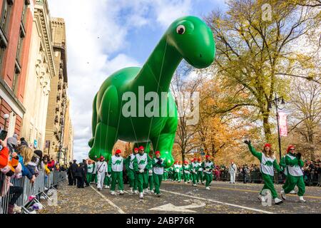 New York, USA. 28 Nov, 2019. Sinclairs Dino Ballon bei Macy's Thanksgiving Parade in New York City. Credit: Enrique Ufer/Alamy leben Nachrichten Stockfoto