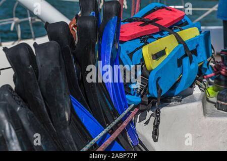 Sicherheit schwimmen Flossen und Gummi schwimmend Riemen auf einem Katamaran für Leute, die wollen, gehen Sie im Meer schwimmen Stockfoto