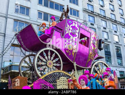 New York, USA. 28 Nov, 2019. Billy Porter Wellen von oben Trainer Rexy in der Stadt float bei der des Macys Erntedankfest Parade in New York City. Credit: Enrique Ufer/Alamy leben Nachrichten Stockfoto