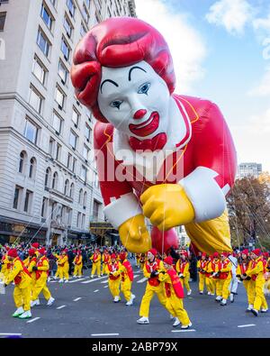 New York, USA, 28. November 2019. Handler eine Ronald McDonald Ballon auf der des Macys Erntedankfest Parade in New York City. Credit: Enrique Ufer/Alamy leben Nachrichten Stockfoto