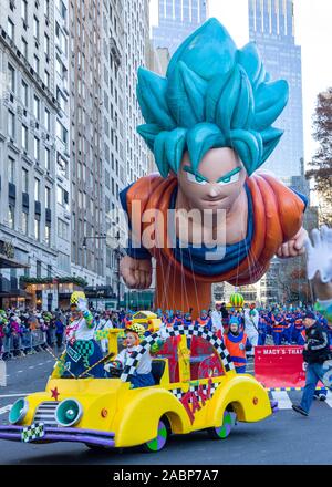 New York, USA, 28. November 2019. Der Dragon Ball Son Goku Ballon auf der des Macys Erntedankfest Parade in New York City. Credit: Enrique Ufer/Alamy leben Nachrichten Stockfoto