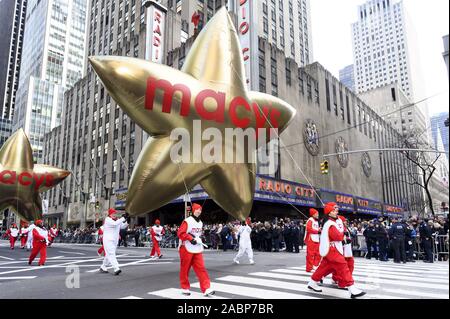 New York, NY, USA. 28 Nov, 2019. November 28, 2019 - New York, NY, United States: Macy's Thanksgiving Day Parade auf der Sixth Avenue in der Nähe der Radio City Music Hall. Quelle: Michael Brochstein/ZUMA Draht/Alamy leben Nachrichten Stockfoto