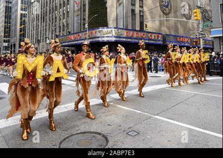 New York, NY, USA. 28 Nov, 2019. November 28, 2019 - New York, NY, United States: Macy's Thanksgiving Day Parade auf der Sixth Avenue in der Nähe der Radio City Music Hall. Quelle: Michael Brochstein/ZUMA Draht/Alamy leben Nachrichten Stockfoto