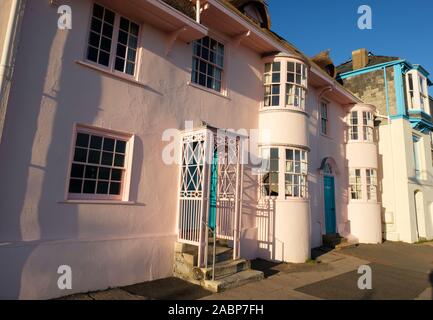 Rosa, terrassenförmig angelegte Häuschen an der Küste von Lyme Regis, Dorset, Großbritannien - Johannes Gollop Stockfoto