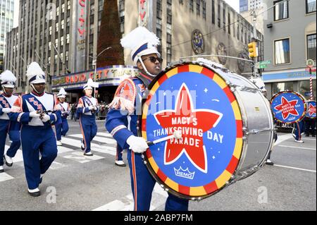 New York, NY, USA. 28 Nov, 2019. November 28, 2019 - New York, NY, United States: Macy's Thanksgiving Day Parade auf der Sixth Avenue in der Nähe der Radio City Music Hall. Quelle: Michael Brochstein/ZUMA Draht/Alamy leben Nachrichten Stockfoto