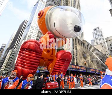 New York, NY, USA. 28 Nov, 2019. November 28, 2019 - New York, NY, USA: Snoopy Ballon am Thanksgiving Day Parade von Macy's anzusehen auf der Sixth Avenue in der Nähe der Radio City Music Hall. Quelle: Michael Brochstein/ZUMA Draht/Alamy leben Nachrichten Stockfoto