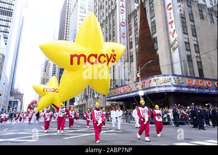 New York, NY, USA. 28 Nov, 2019. November 28, 2019 - New York, NY, United States: Macy's Thanksgiving Day Parade auf der Sixth Avenue in der Nähe der Radio City Music Hall. Quelle: Michael Brochstein/ZUMA Draht/Alamy leben Nachrichten Stockfoto