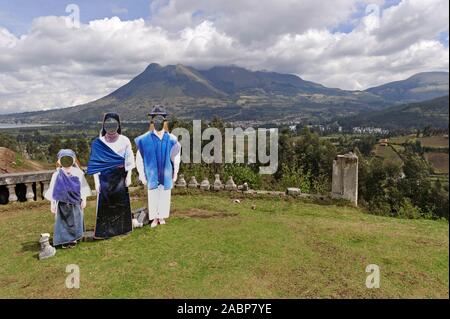 Ein Fototapete einer ecuadorianischen Familie in Gonzalez Suarez in der Nähe von Otavalo, Ecuador, mit dem Vulkan Imbabura im Hintergrund Stockfoto