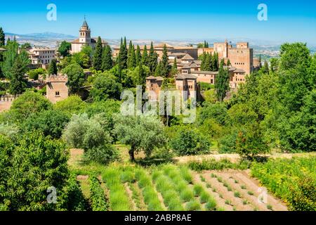 Panoramische Sicht mit der Alhambra Palast wie aus dem Generalife in Granada zu sehen. Andalusien, Spanien. Stockfoto