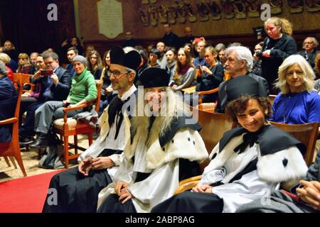 Nachrichten von Padua, 28. November: Ehrenpromotion zu Patti Smith. Die alte Universität Padua Auszeichnung ehrenamtlicher Master in Europäischen und Amerikanischen Sprachen und Literaturen der singe - songwriter Patti Smith. Nach einer Pressekonferenz, die Verkündigung durch Rektor Rosario Rizzuto in der renommierten Aula Magna, Patti's Lectio Magistralis endet mit einer kurzen Performance und eine fröhliche Begegnung mit dem goliards. Stockfoto